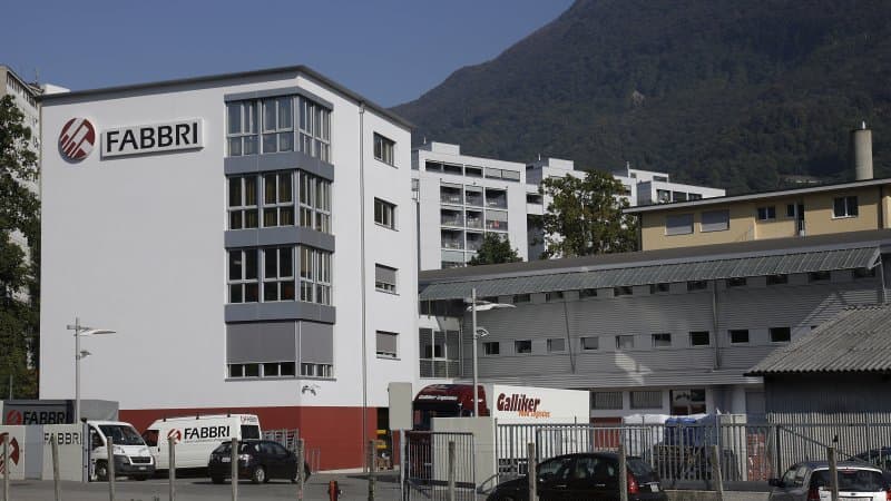 Palazzina residenziale e magazzini